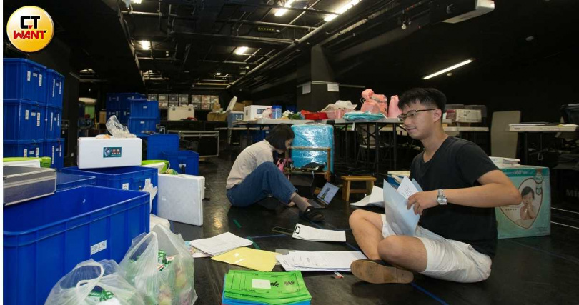 林佳鋒創辦的故事工廠現有20多名員工，每年光人事費就燒了新台幣千萬，他呼籲文化部能找出表演藝術楷模，宣傳為投資範本，打造「藝術國家隊」，讓民間游資看見希望，產業才能活得長久。（圖／黃威彬攝）