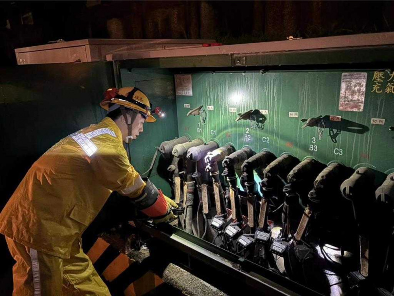 高雄大雷雨狂襲，旗津逾3000戶大停電，台電緊急派員搶修中。（圖／台電高雄區處提供）