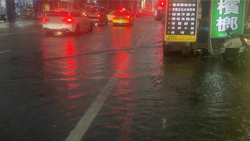 高市議員李雅靜也在臉書PO出多張積淹水照片，提醒民眾「鳳山區文衡路、建國路路面積水，正值下班時間，請大家務必注意安全」。（圖／摘自李雅靜臉書）