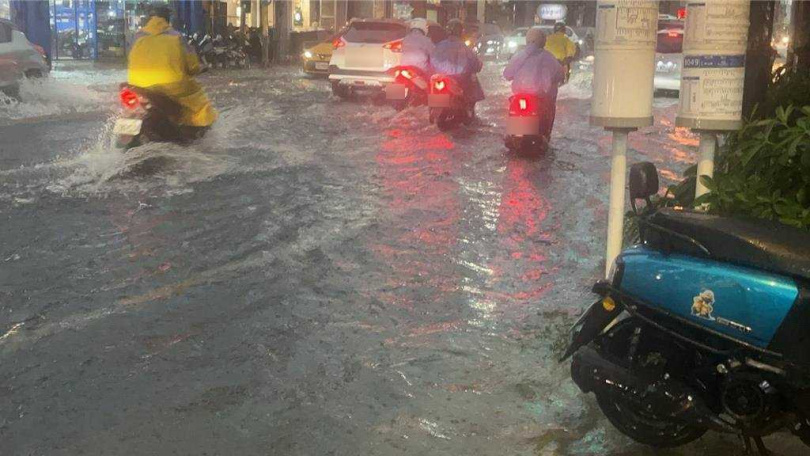 高市議員李雅靜也在臉書PO出多張積淹水照片，提醒民眾「鳳山區文衡路、建國路路面積水，正值下班時間，請大家務必注意安全」。（圖／摘自李雅靜臉書）