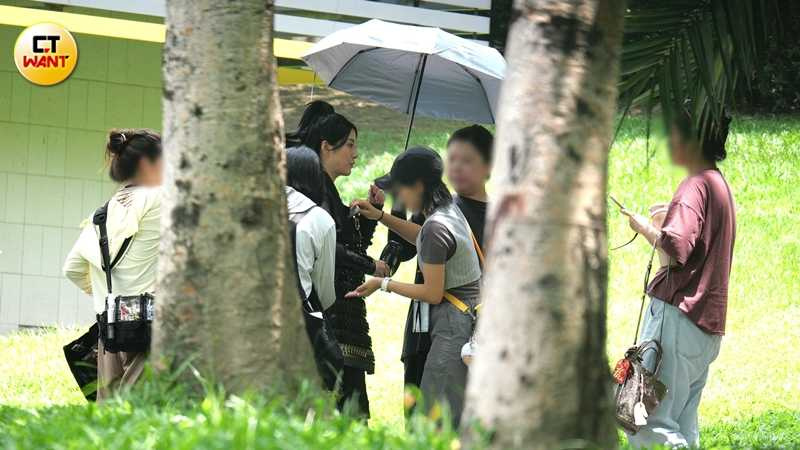 終於收工後韓瑜回到休息區。（圖／本刊攝影組）