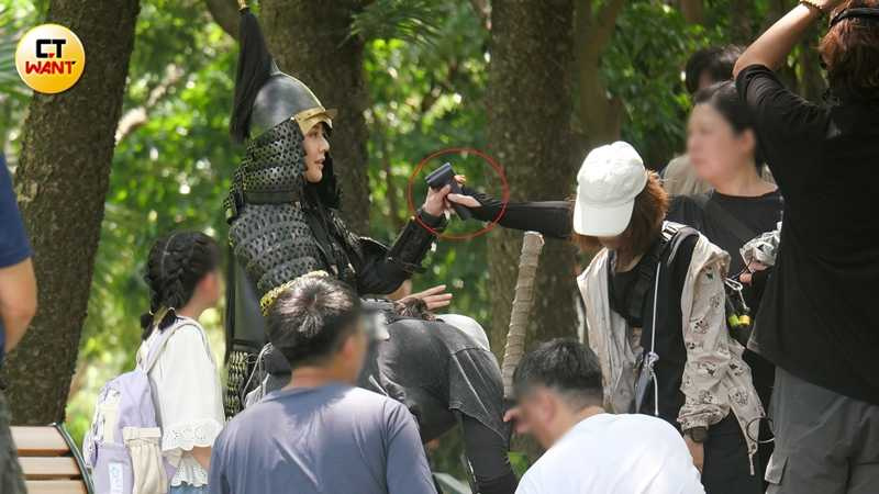 工作人員拿出電風扇幫韓瑜散熱。（圖／本刊攝影組）
