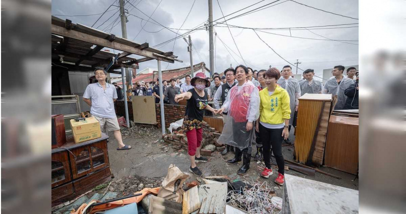 颱風與連日豪雨造成台南市近4萬戶屋損，總統賴清德（前排右2）也下鄉關心。（圖／翻攝自總統府官網）