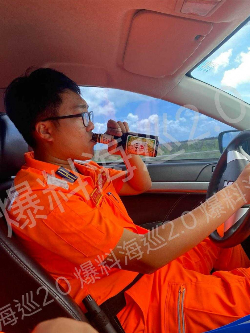 2025年9月17日澎湖縣／「爆料海巡2.0」臉書專頁指控黃姓上尉排長在駕駛座上喝保力達，但岸巡根據照片中制服階級指出，並非現行上尉官階，並指這是2020年前的行為，當時也已懲處。（圖／翻攝「爆料海巡2.0」臉書專頁）