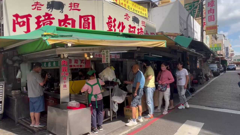 「阿璋肉圓」回歸首日祭出買10送2優惠，吸引顧客大量外帶解饞。（圖／中天新聞）
