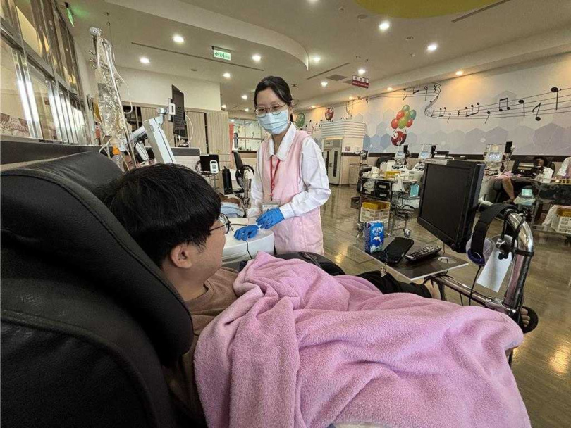 台中捐血中心指出，近年O型血經常低於7天安全庫存，呼籲民眾定期捐血，尤其是O型血的捐血人。（圖／中國時報馮惠宜攝）