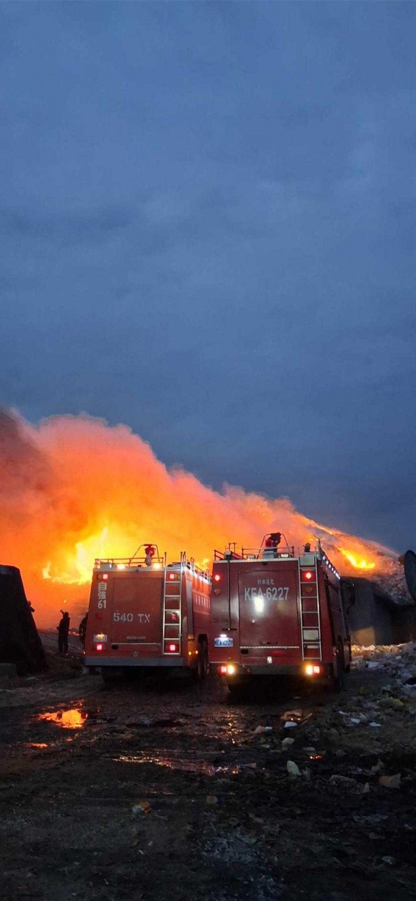 花蓮市美崙地區垃圾淹埋場再起大火。（圖／民眾提供）