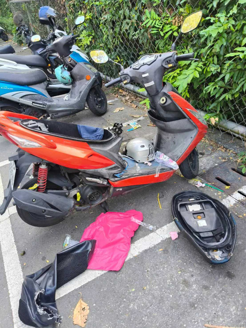 有苦主曬出坐墊慘遭猴子毒手的下場。(圖/翻攝Threads/@p34569)