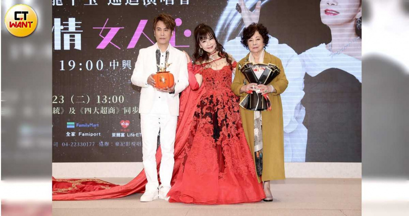 記者會上,90歲高齡的龍媽媽與弟弟江志豐驚喜現身力挺。(圖/侯世駿攝)