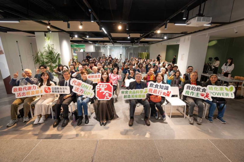 灃食公益飲食文化教育基金會21日舉辦「良食脈動」系列講座，聚焦飲食與代謝健康議題，由董事長暨執行長林芳燕（右起）與台灣大學食品科技研究所特聘教授潘敏雄、中興大學食品暨應用生物科技學系教授周志輝、營養師呂孟凡進行跨界對談，回應民眾提問。（圖／灃食教育基金會提供）