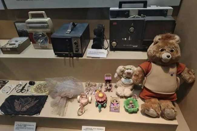 大陸廣東省深圳博物館因展出接地氣的展品，近日意外在網上走紅。（圖／翻攝自微博）