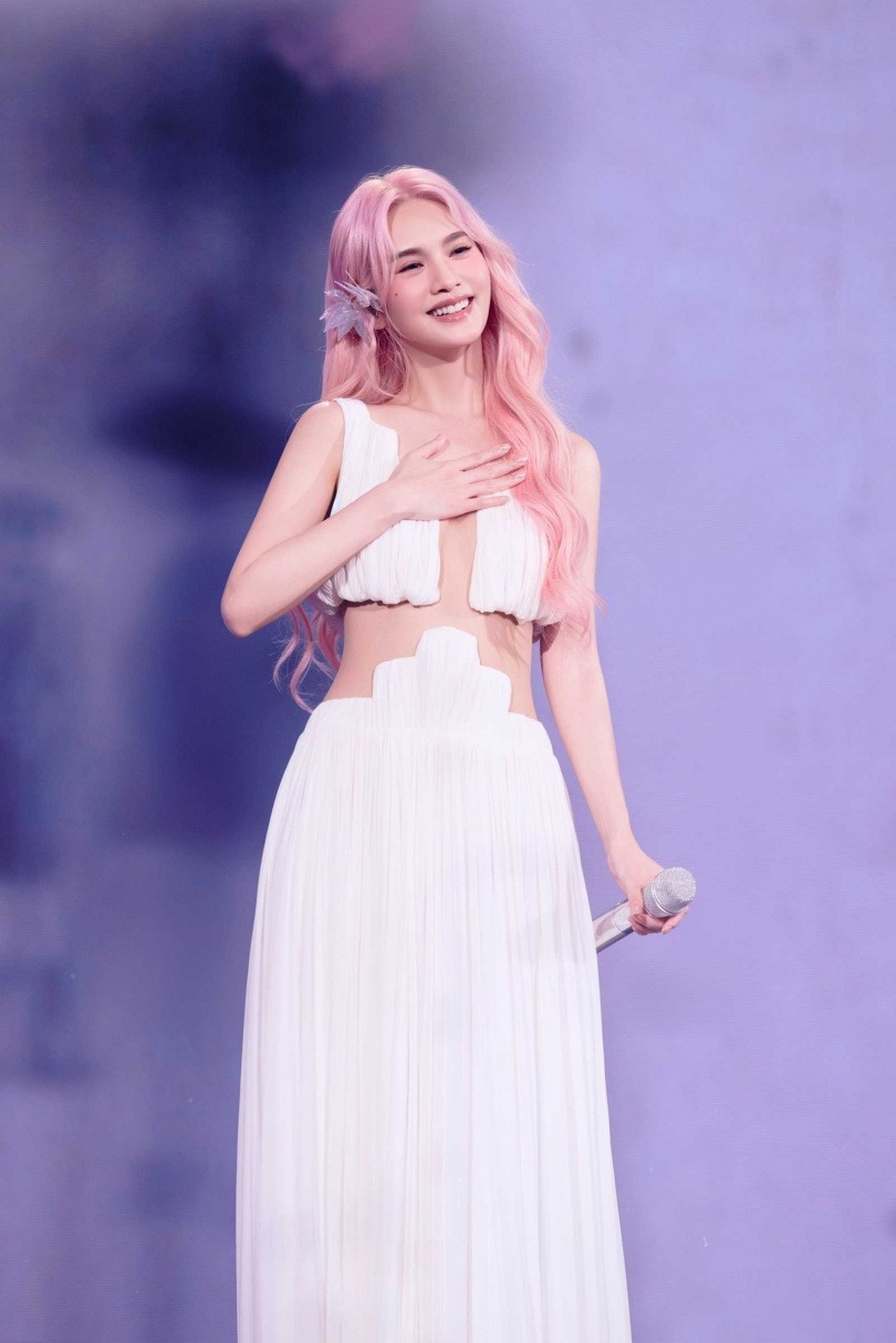 楊丞琳8月底曾接受一場「不小的手術」,仍為了完美呈現演唱會,她仍咬牙克服術後復健的不適開唱。(圖/樹與天空提供)