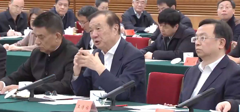 大陸國家主席習近平過去曾在北京出席民營企業座談會，當時為華為行政總裁任正非（前排中）發言。（圖／央視新聞）