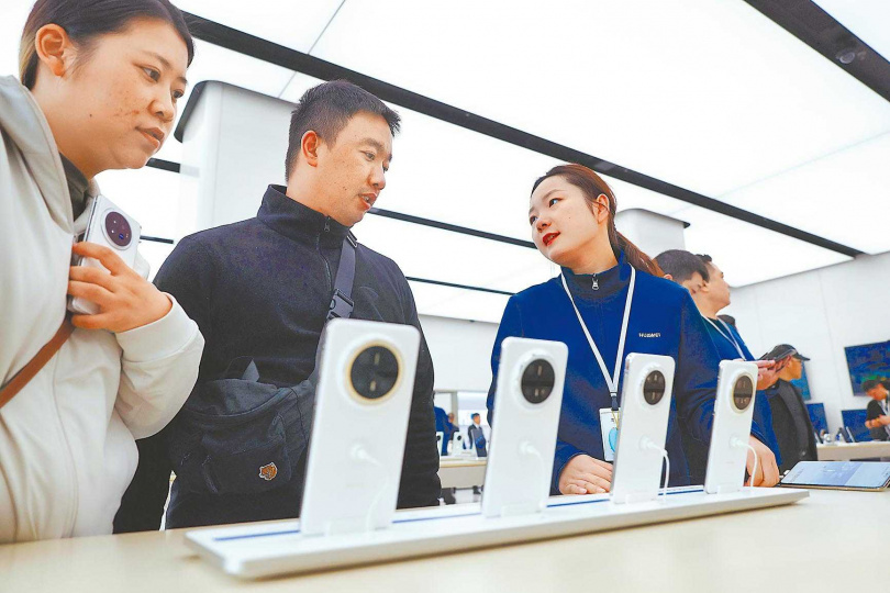 華為技術有限公司創立於1987年，從販售電信交換機起家，如今以研發和製造通訊裝置、消費電子產品領域為主要戰場。（圖／中新社）