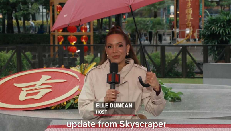 艾爾鄧肯在現場撐傘說明狀況。（圖／翻攝自Ｘ／Netflix Sports）