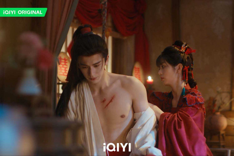 《逐玉》田曦薇（右）替張凌赫換藥。（圖／iQIYI愛奇藝國際版）