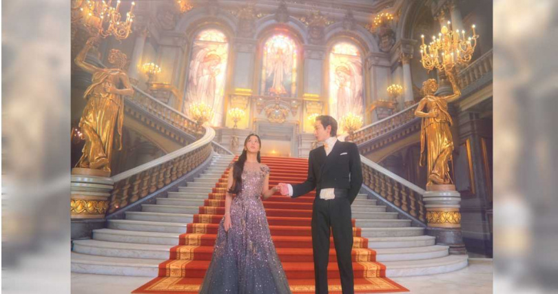 李洙赫（右）化身漫畫男主「崔時宇」，在劇中與Jisoo上演財閥追求的浪漫場景。（圖／Netflix提供）