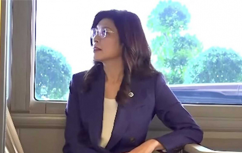 國民黨主席鄭麗文會面前一襲藍色套裝已是焦點。（圖／報系資料照）