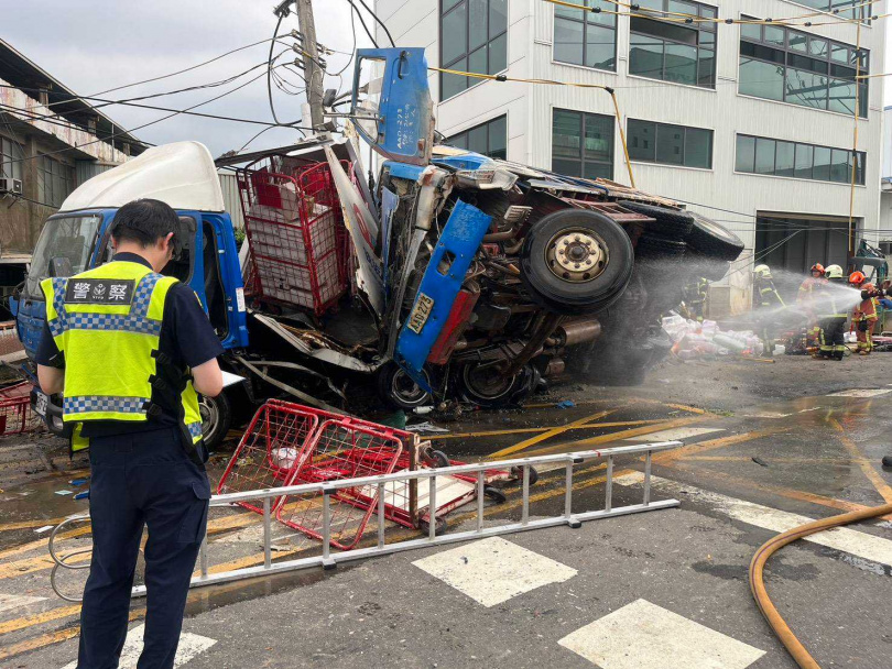 現場有傷患一度受困,現已被救出送醫。(圖/翻攝畫面)