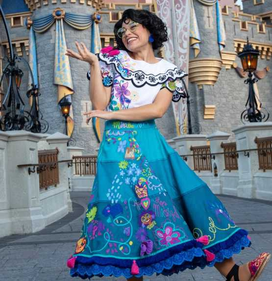 《魔法滿屋》（Encanto）角色米拉貝爾（Mirabel）演員。（圖／翻攝自IG／disneyanimation）