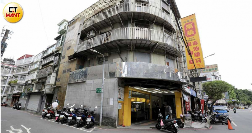 老宅都更往往改變街廓長年建立的生活與消費習慣,房產專家以新北永和一處都更案分析,若整合成功嶄新大樓拔地起,恐怕考量明火與消防安全,熱炒、汽車修護等店家是「回不來了」。(圖/方萬民攝)