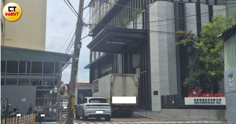鴻勁總部位在台中大雅工業區巷弄,2台大貨車就停在門口等待裝卸貨,人員、車輛進進出出,顯得相當忙碌。(圖/林榮芳攝)