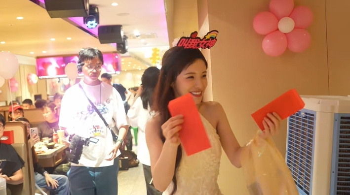 李多慧為慶祝YouTube頻道突破100萬訂閱,特地邀請200位幸運粉絲一同聚餐,並貼心準備紅包回饋粉絲,誠意十足。(圖/翻攝自YouTube@李多慧이다혜 DahyeLee #82 後援會)
