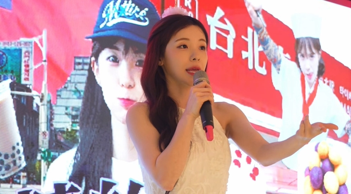 李多慧不僅自掏腰包宴請粉絲,活動過程中更親自主持互動,並關心在場每一位粉絲的狀況。(圖/翻攝自YouTube@李多慧이다혜 DahyeLee #82 後援會)