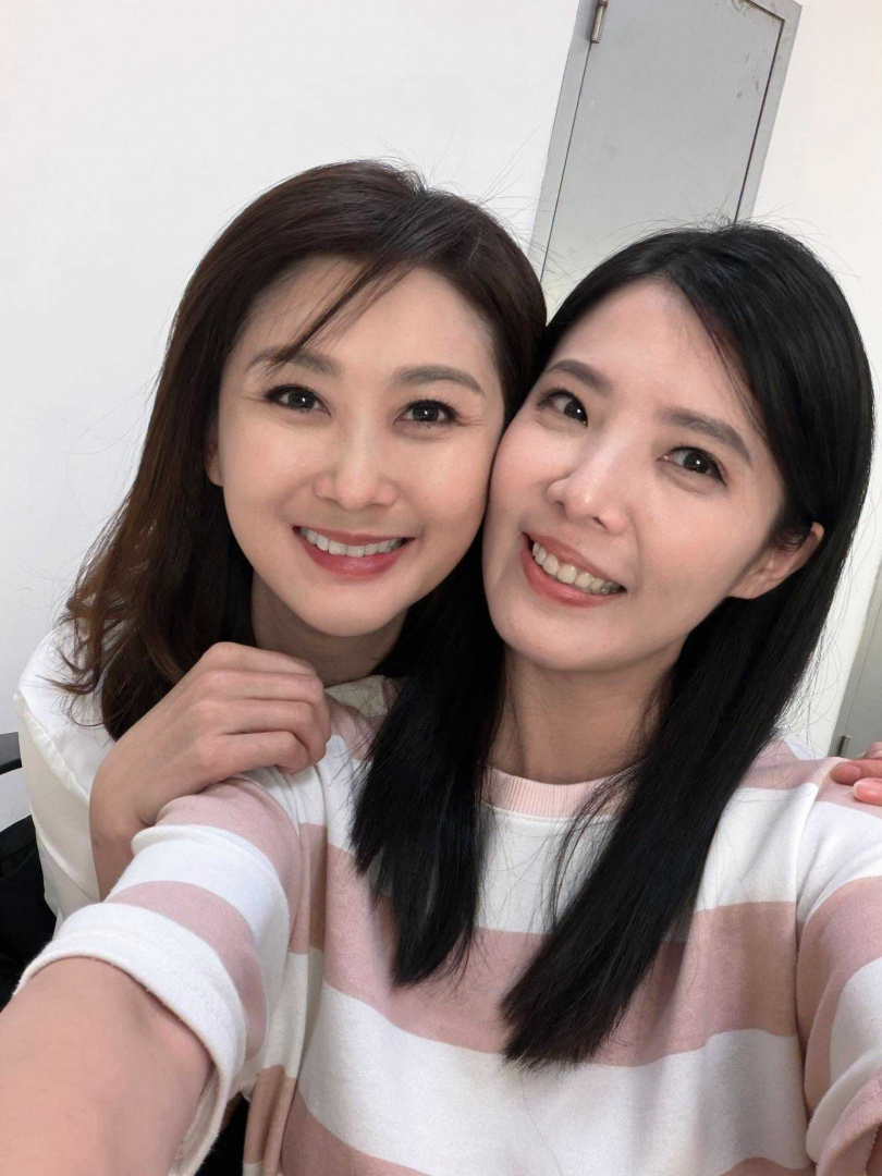 葉華跟陳珮騏每次都演死對頭,但戲外感情好得很。(圖/三立)