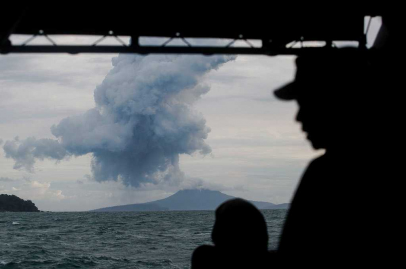 喀拉喀托之子位於爪哇島與蘇門答臘島之間的巽他海峽,猛烈噴發後海嘯風險受到關注。(