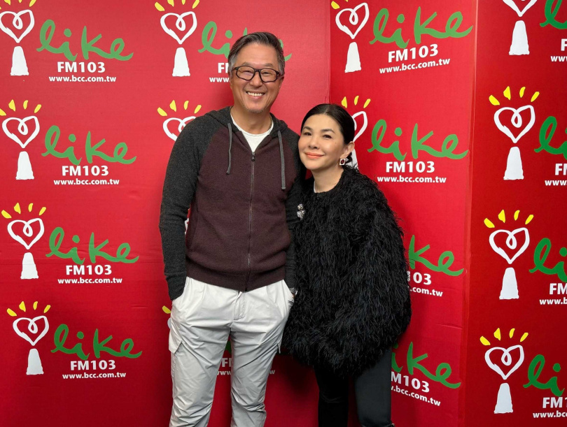 張清芳（右）透露會接下客座導師重任，是因為乾哥哥王偉忠的邀約。（圖／中廣提供）