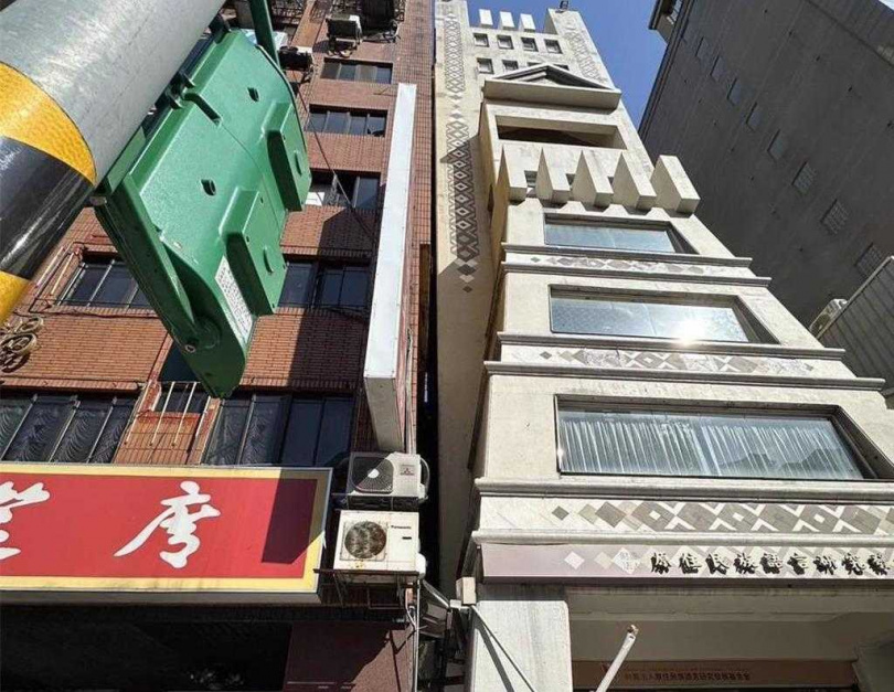 北市羅斯福路大樓「瞬間左傾」，擠壓鄰棟鐵窗 ，現場畫面曝。（圖／民眾提供）