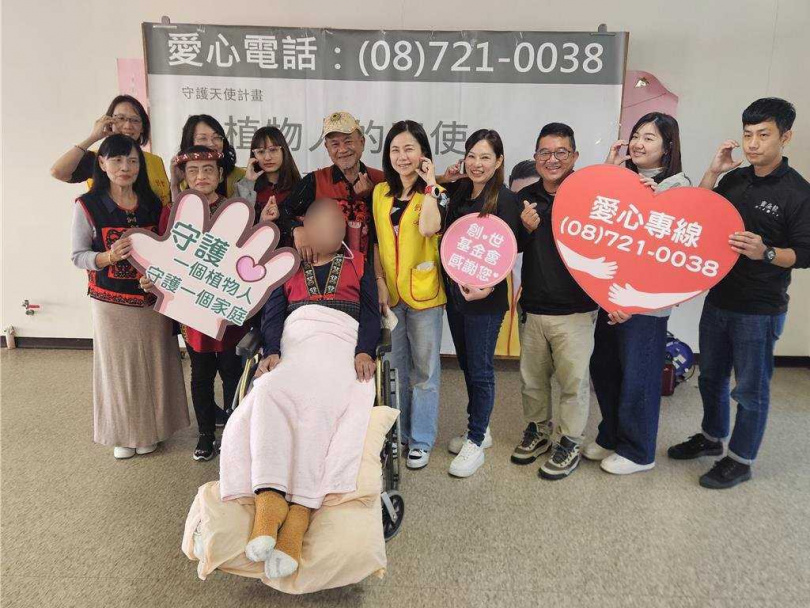 屏東市婚紗業者潘美君團隊半年來免費幫創世屏東院植物人拍攝全家福照，10日拍攝第47組。（圖／中國時報記者羅琦文攝）