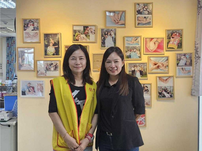 創世屏東院長林艾樺（左）感謝婚紗業者潘美君（右）團隊協助拍攝植物人家庭全家福，後面圓夢牆掛滿植物人家庭的全家福照。（圖／中國時報記者羅琦文攝）