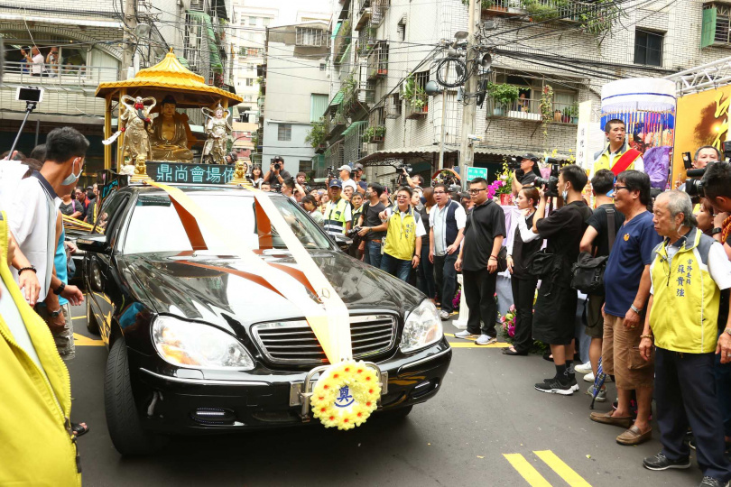 新北市立殯儀館周邊道路狹窄，知名藝人在該處舉辦告別式時舉辦路祭，行經附近鎮發宮，造成交通大打結。（圖／報系資料照）