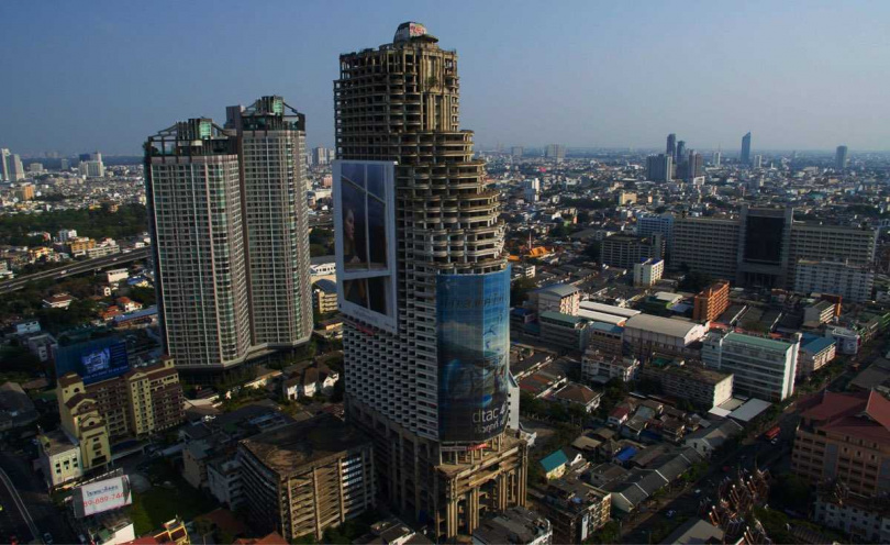 1997年開始停工至今的爛尾樓「沙吞獨特塔」在地震中毫髮無傷。（圖／翻攝Ｘ／TNN Online）