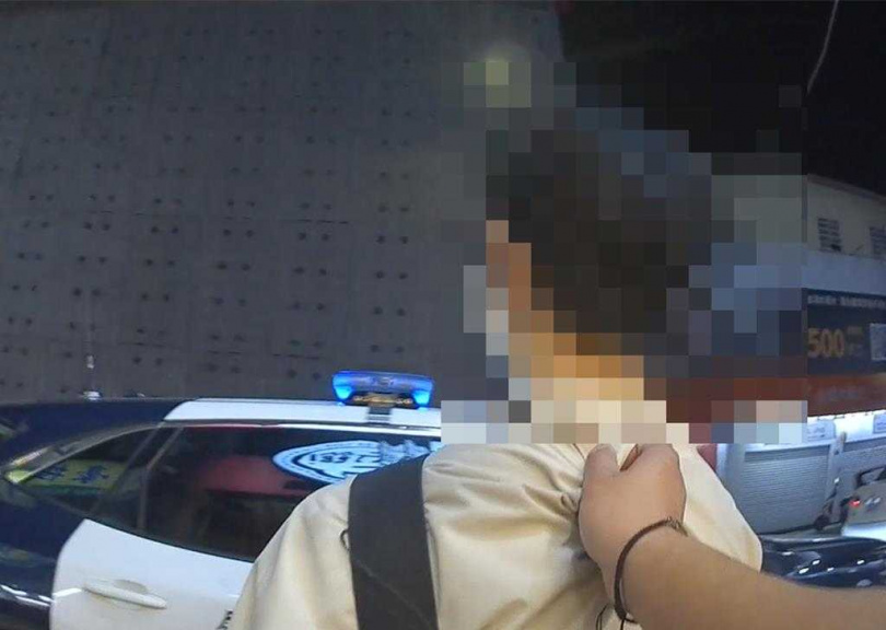 台中逢甲商圈19日發生偷拍事件，警方獲報立即到場以現行犯逮捕犯嫌。（圖／民眾提供）