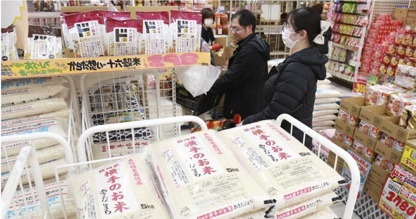 日本爆發「米荒」，許多趁連假出國旅遊的日本民眾，從國外將白米帶回日本。（圖／達志／美聯社）