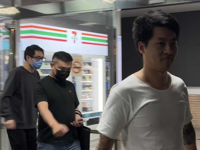 游翔閔稍早和陳子俊一起辦保離開地院，兩人都胖了一圈，游翔閔戴著口罩和黑框眼鏡，身穿鐵灰色長袖大學T和黑色棉長褲，腳踏台灣特產藍白拖鞋，縮肩快步閃避，全然已無昔日和知名藝人林千又交往時的帥氣多金貴公子哥形象，比較像宅男，讓記者一度認不出來。（圖／中國時報記者柯毓庭攝）