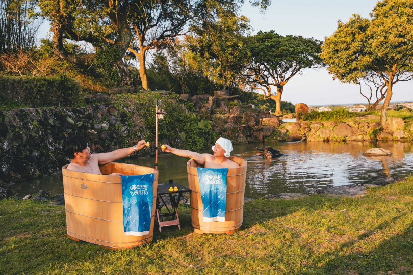 主持人邵大倫、邰智源泡澡回顧整季節目。（圖／公視台語台提供）