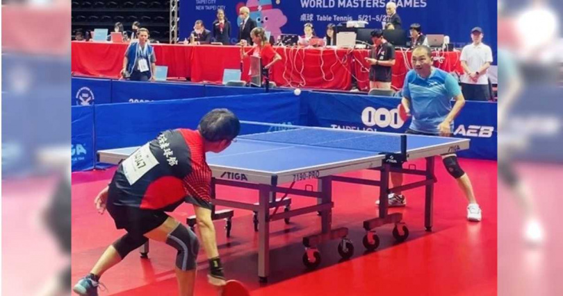 雙北世壯運桌球賽持續開打！新北市長侯友宜(右)對戰曾是桌球冠軍江富志（左），休閒單打男子組以7：11，由江富志獲勝。（圖／中國時報記者李育嫺攝）