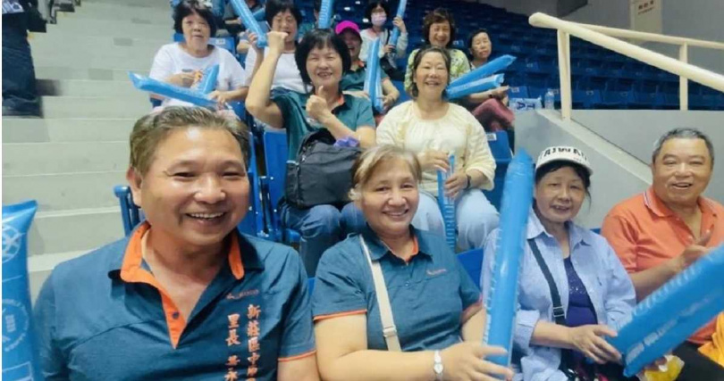 新莊區中原里長黃永昌（左一）和里民們組團為市長加油。（圖／中國時報記者李育嫺攝）