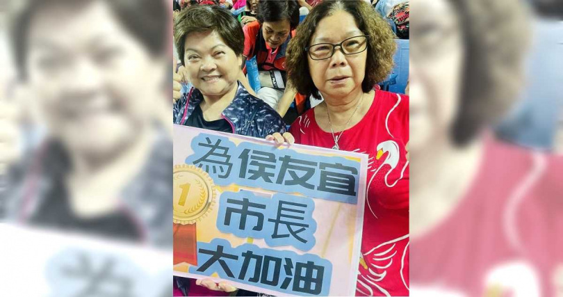 新莊區泰豐里的張陳竹逢女士（右）和全泰里的蕭惠文女士(左)製作加油板，要為侯友宜市長「大加油」。（圖／中國時報記者李育嫺攝）