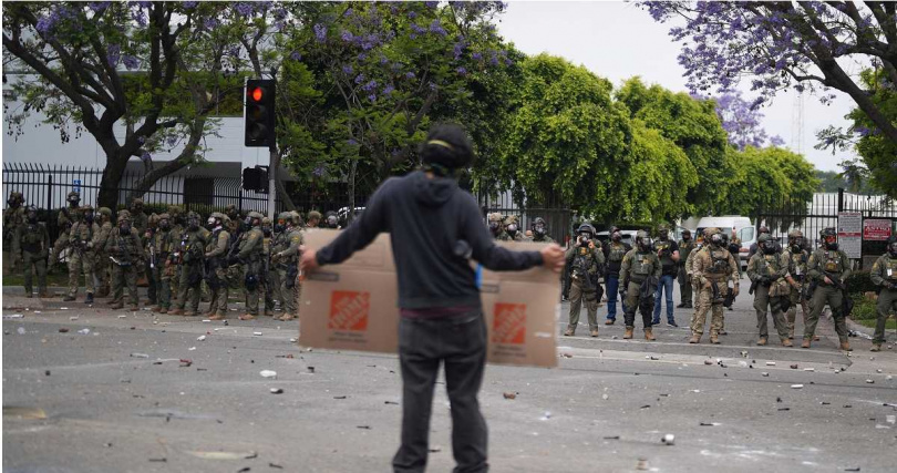 洛杉磯地區當地時間7日連續第2天爆發反對川普當局移民驅逐行動的示威活動。（圖／達志／美聯社）