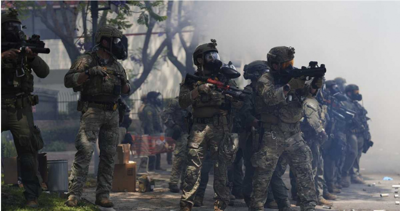 洛杉磯地區當地時間7日連續第2天爆發反對川普當局移民驅逐行動的示威活動。（圖／達志／美聯社）