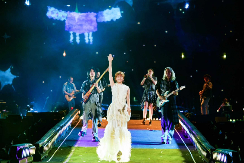 在造型上，孫燕姿特別配上「日落粉橘」髮色。（圖／Make Music提供）