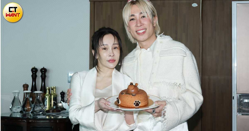 溫嵐送上蛋糕幫馬天佑慶生。（圖／楊澍攝）