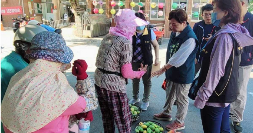 台南市法制處長楊璿圓(右2)與相關人員,到玉井青果集貨場稽查芒果分裝銷售的品質及價格。(圖/台南市法制處圖片/中國時報記者郭良傑台南傳真)