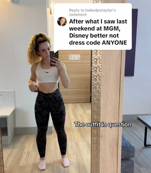 美國一名女子阿瑞娜因為只穿白色運動內衣搭配黑色緊身褲，遭迪士尼工作人員要求加穿外衣才能遊玩，她因此多花錢買衣服，事後她氣得拍片PO網大抱怨。（圖／翻攝自TikTok）