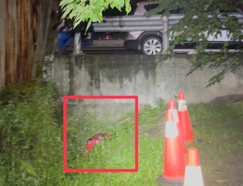 兇嫌將屍體放進紅色行李箱棄置，亡者為50多歲男性身份待查。（圖／翻攝畫面）